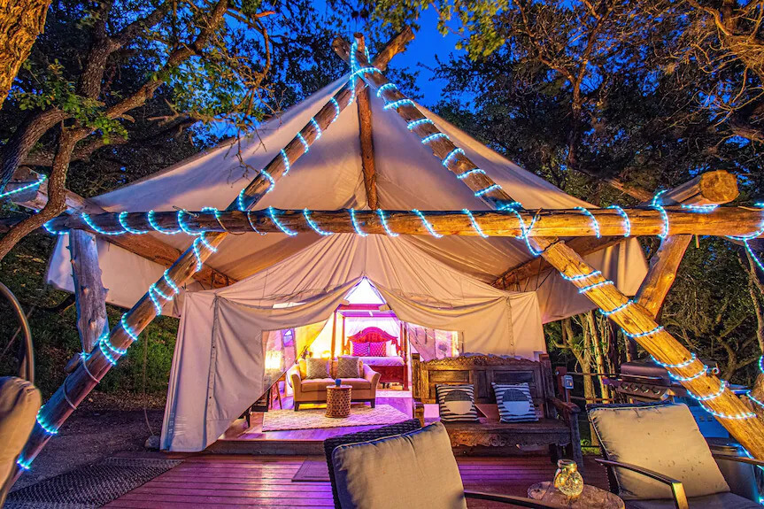 Как оформить шатер в Петербурге красиво и без визуального хаоса